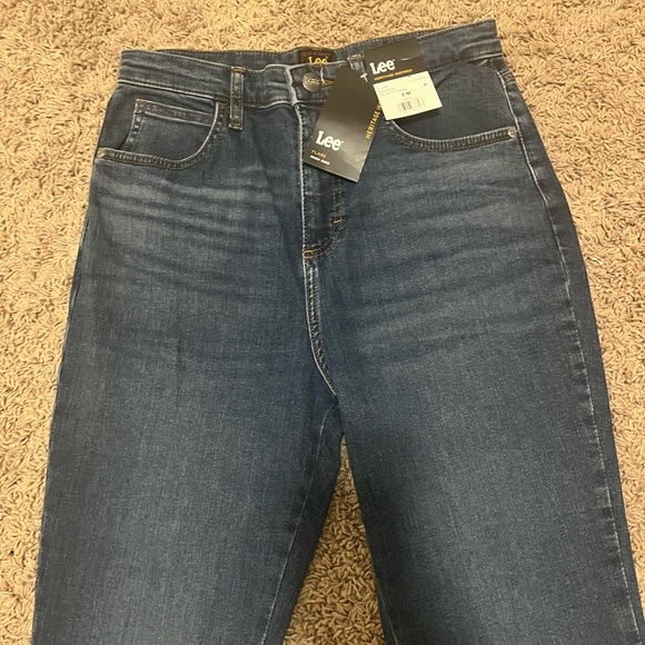 NWT✨ LEE women’s size 8 Heritage High Rise Flare jean with raw hem - Picture 7 of 8